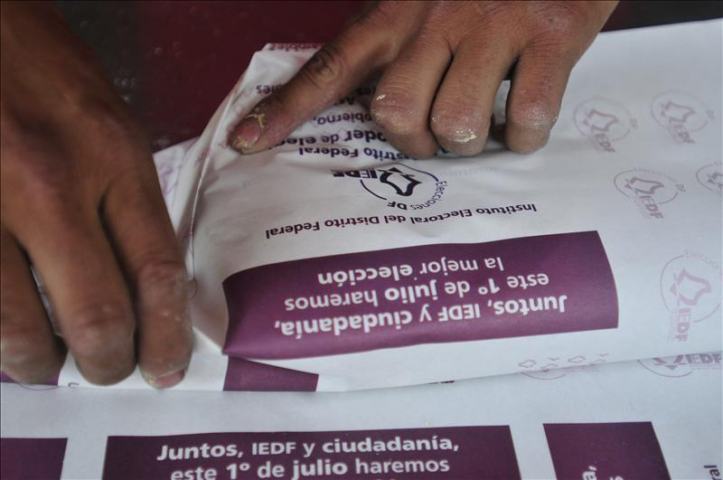 La campaña electoral en México hasta en el papel para envolver tortillas