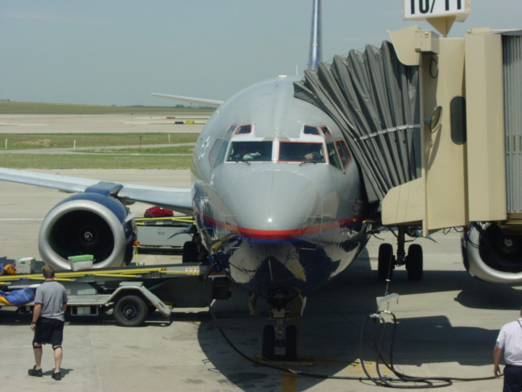 Avión regresa a Arizona debido a grieta en parabrisas