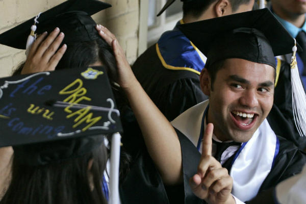 Jóvenes indocumentados podrán evitar deportación por USD 465
