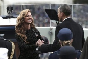 El presidente Barack Obama saluda a Beyonce después de que la cantante interpretara el himno nacional en la ceremonia de juramentación del presidente en el Capitolio en Washington el lunes 21 de enero de 2013. (Foto AP/Win McNamee, Pool)