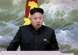 En esta imagen del 21 de diciembre del 2012 tomada de un video, el líder norcoreano Kim Jong Un habla en un banquete para científicos en cohetería en Pyongyang, Corea del Norte. La cúpula gobernante de Corea del Norte advirtió el jueves 24 de enero del 2013 que el régimen efectuará su tercera prueba nuclear en desafío a las Naciones Unidas, y dejó en claro que sus cohetes de largo alcance están destinados no solamente a transportar satélites sino también ojivas apuntadas a Estados Unidos (AP Foto/KRT via AP Video, File.