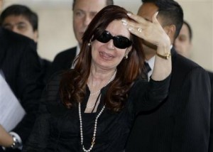 La presidenta argentina Cristina Fernández gesticula ante los periodistas al arribar al Hotel Nacional en La Habana, Cuba, donde se dispone a visitar al convaleciente mandatario de Venezuela Hugo Chávez el viernes 11 de enero de 2013. (AP foto/Franklin Reyes)