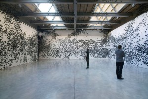 Una de las obras más asombrosas, la Nube Negra creada por el mexicano Carlos Amorales con 30.000 polillas y mariposas de papel negro, será instalada por el propio artista en un recorrido por el museo y guiará a los visitantes a lo largo de la exposición.