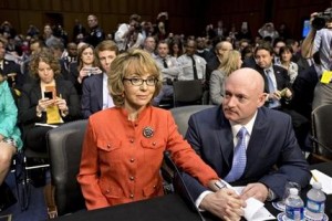 En un dramático llamado,Giffords pidió al Congreso que implemente restricciones más severas a las armas de fuego, diciendo que “demasiados niños están muriendo” por falta de esas normas. (Foto AP/Susan Walsh)