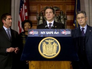 El gobernador demócrata Andrew Cuomo promulgó la ley al firmar la iniciativa menos de una hora después de que fuera aprobada por ambas cámaras de la Legislatura estatal