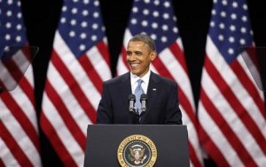 El presidente estadounidense Barack Obama sonríe durante un dicurso sobre la refoma migratoria el martes 29 de enero de 2013, en las instalaciones de la secundaria Del Sol en Las Vegas, Nevada. (Foto AP/Isaac Brekken)