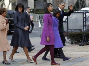 El presidente Barack Obama camina con su esposa Michelle Obama, sus hijas Sasha y Malia y su suegra Marian Robinson a la Iglesia de Saint John en Washington el lunes 21 de enero de 2013 para una misa en la 57ª toma de protesta presidencial. (Foto AP/Jacquelyn Martin)