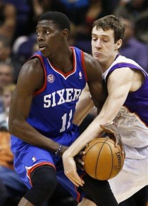 El esloveno Goran Dragic, derecha, intenta robarle el balón a Jrue Holliday de los 76ers de Filadelfia en la segunda mitad del partido que los Suns ganaron 95-89 en Phoenix el miércoles 2 de enero de 2013. (Foto AP/Ross D. Franklin)