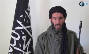 Esta imagen tomada de un video suministrado por SITE Intel Group que fue puesto a disposición el jueves 17 de enero de 2013 muestra supuestamente al líder miliciano Moktar Belmoktar. Un grupo miliciano, Katibat Moulathamine, se atribuyó el secuestro de algunas decenas de personas, que son de al menos 10 países, en una planta de gas en el desierto de Argelia. (Foto AP/SITE Intel Group) 