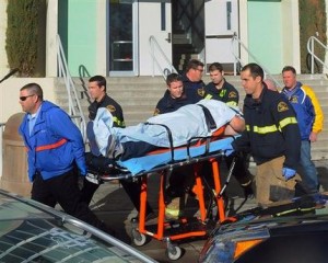 Una imagen provista por Taft Midway Driller/Doug Keeler muestra a los paramédicos mientras transportan a un estudiante herido durante un ataque armado el jueves 10 de enero del 2013 en la escuela secundaria Taft en el Valle de San Joaquin, en California. (Foto AP/Taft Midway Driller, Doug Keeler)