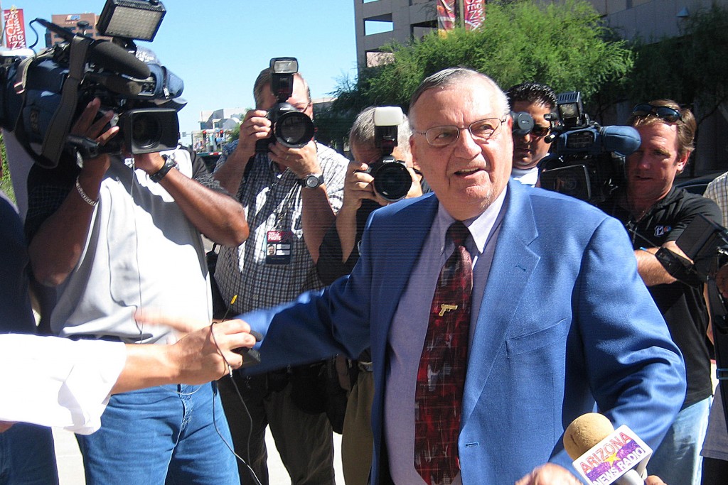 Arpaio, absuelto de relegar casos de abuso sexual