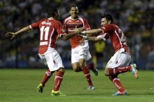 Edgar BenÍtez, derecha, celebra con su compañeros Carlos Esquivel tras marcar un gol para el Toluca en la victoria 2-1 ante Boca Juniors por la Copa Libertadores el miércoles 13 de febrero de 2013. (AP Foto/Natacha Pisarenko)
