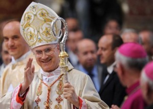 El italiano Tarcisio Bertone, de 78 años, el cardenal 'camarlengo', reemplazará interinamente al número uno de la Iglesia católica a partir del 28 de febrero, cuando la renuncia de Benedicto XVI se hará efectiva, hasta la elección del nuevo pontífice. (AFP/Archivo | Alberto Pizzoli)