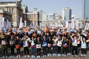 Manifestantes sudcoreanos entonan consignas contra Corea del Norte protestando contra su prueba nuclear, el viernes 22 de febrero de 2013, en Seúl, Cora del Sur. (Foto AP/Ahn Young-joon) 