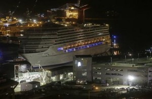 El crucero Triumph, de la compañía Carnival, es remolcado hacia el atracadero en Mobile, Alabama, el jueves 14 de febrero de 2013. El crucero con más de 4.200 pasajeros y miembros de la tripulación quedó a la deriva cerca de una semana en el Golfo de México luego de un incendio en el cuarto de motores. (Foto AP/Dave Martin)