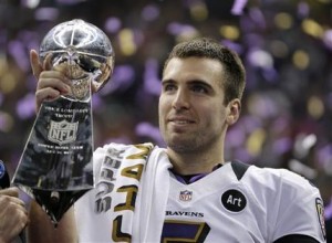 El quarterback de los Ravens de Baltimore Joe Flacco (5) sostiene el Trofeo Vince Lombardi luego de vencer a los 49ers de San Francisco por 34-31 en el Super Bowl XLVII, el domingo 3 de febrero de 2013, en Nueva Orleáns. (Foto AP/Matt Slocum)