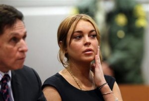La actriz Lindsay Lohan en una corte de Los Angeles con su abogado Mark Heller, izquierda, para una audiencia previa a un juicio por un choque de la actriz el miércoles 30 de enero de 2013. Lohan demandó el jueves 31 de enero de 2013 a una empresa por el uso indebido de su marca de ropa 6129.(Foto AP/David McNew, archivo)
