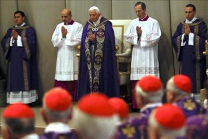 El papa Benedicto XVI (c) durante la celebración, ayer, de la misa del Miércoles de Ceniza en la basílica de San Pedro del Vaticano. EFE