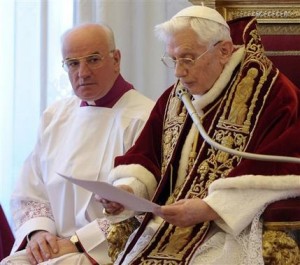 En esta fotografía provista por el periódico vaticano L'Osservatore Romano, monseñor Franco Comaldo (izquierda), un ayudante de Papa, mira a Benedicto XVI mientras lee un documento en latín en el que el pontífice anuncia que renunciará el 28 de febrero de 2013, al final de una reunión con cardenales en el Vaticano, el lunes 11 de febrero de 2013. (Foto AP/L'Osservatore Romano, ho)