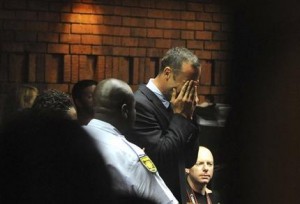 El atleta sudafricano Oscar Pistorius se tapa el rostro y llora en una audiencia por el asesinato de su novia el viernes, 15 de febrero de 2013, en Pretoria, Sudáfrica. (AP Photo/Antione de Ras - Independent Newspapers Ltd South Africa)