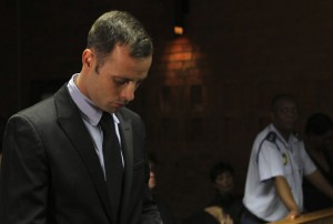El atleta dijo en pasadas declaraciones que había sido víctima del pánico porque no tenía sus prótesis y  que hubiera un ladrón en su casa lo había alterado tanto que no dudó en disparar. Pero el detective Botha remarcó que las detonaciones fueron hechas hacia abajo, lo que sugiere que Pistorius las tenía puestas al momento de disparar.  (AP)