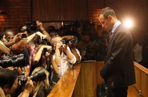 Fotógrafos toman imágenes del atleta olímpico Oscar Pistorius durante su audiencia de fianza en el Juzgado de Paz de Pretoria, Sudáfrica, el viernes 22 de febrero de 2013. (Foto AP/Themba Hadebe)