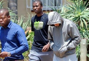 El velocista olímpico Oscar Pistorius parte del cuartel policial de Boschkop, al este de Pretoria, el jueves 14 de febrero de 2013 hacia un tribunal donde fue acusado de asesinato. (Foto AP/Chris Collingridge)