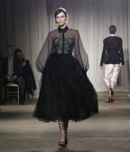 na modelo presenta piezas de la colección otoño 2013 de Marchesa en la Semana de la Moda de Nueva York el miércoles 13 de febrero de 2013. (Foto AP/ Kathy Willens)