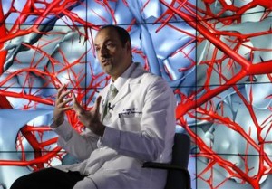 El científico Ali Alaraj hablando sobre cómo usa modelos tridimensionales virtuales para mejorar estudiar el cerebro humano. (Foto AP/Charles Rex Arbogast)
