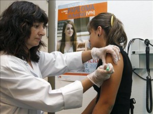 Es posible que algunos padres se sientan incómodos al facilitar la vacuna contra el VPH a sus niños debido a que dicha vacuna es usada para prevenir infecciones por transmisión sexual. Es razonable que muchos padres sientan duda con solo pensar que sus niños podrían ser activos sexualmente. Sin embargo, es necesario administrar las vacunas antes de la aparición de la infección por VPH para prevenir el cáncer, así que es importante que su niño reciba la vacuna antes de ser activo sexualmente. 