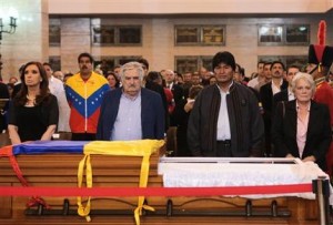 En esta foto difundida por la oficina de prensa de la presidencia venezolana, la presidente argentina Cristina Fernández, izquierda, el presidente interino venezolano Nicolás Maduro, 2do de la izquierda, el uruguayo José Mujica, 3ro de la izquierda, el boliviano Evo Morales, 4to de la izquierda, y la esposa de Mujica, senadora Lucía Topolansky junto al ataúd del difunto presidente Hugo Chávez en la academia militar de Fuerte Tiuna, Caracas, Venezuela, miércoles 6 de marzo de 2013. El funeral de Chávez está previsto para el viernes. (AP Foto/Mirflores)
