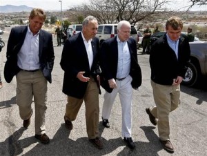 De izquierda a derecha, los senadores Jeff Flake, Chuck Schumer, John McCain y Michael Bennett, hablan durante un recorrido por la frontera entre Estados Unidos y México, el miércoles 27 de marzo de 2013, en Nogales, Arizona (AP foto/Ross D. Franklin)
