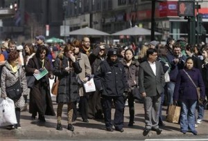 Foto tomada el 13 de marzo del 2013 de peatones en una calle de Nueva York. Una declinación histórica en la cantidad de blancos combinada con el acelerado crecimiento de la población hispana está tornando cada vez más difusa la antigua división entre blancos y negros, poniendo a prueba leyes para proteger los derechos civiles y reformulando las alianzas políticas ahora que los blancos dejan de ser mayoría. (Foto AP/Seth Wenig)