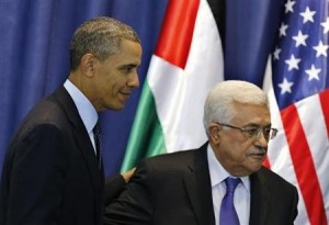 El presidente estadounidense, Barack Obama, dijo el jueves que la construcción de asentamientos judíos en la ocupada Cisjordania no "hace avanzar la causa de la paz", pero no llegó a pedir su paralización para que se puedan reanudar las negociaciones. Imagen de Obama (izq.) y Abas al final de la rueda de prensa conjunta celebrada el 21 de marzo en el complejo presidencial palestino de la Muqata, en la ciudad cisjordana de Ramala. REUTERS/Ammar Awad