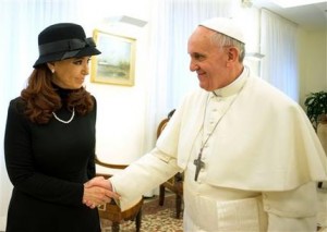 La presidenta Cristina Fernández, de Argentina, se reúne con el papa Francisco en el Vaticano, el lunes 18 de marzo de 2013. (AP Foto/L'Osservatore Romano)