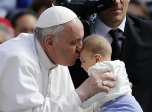El papa Francisco besa a un bebé durante su audiencia general en la Plaza de San Pedro, en el Vaticano, el miércoles 27 de marzo de 2013. (Foto AP/Andrew Medichini)