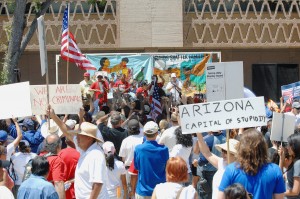 AJ. A. PANORAMA ONLINE/ Imagen de archivo de una  las innumerables protestas frente al Capitolio Estatal en Phoenix en contra de la SB1070. El juez John Noocriticó la manera en que la ley fue redactada. Se manifestó ofendido con el estado al señalar que la ley arremetía contra las personas que "violan un delito penal" y que esto hacía "incomprensible" la legislación.