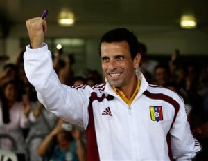 "Alertamos al país y al mundo la intención de querer cambiar la voluntad expresada por el Pueblo! Hacer RT a este mensaje", escribió Capriles en su cuenta de Twitter. (AP) 