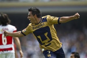 Javier Cortés de Pumas celebra tras marcar un gol ante Jaguares en el torneo Clausura de México el domingo 28 de abril de 2013. (AP Foto/Christian Palma)