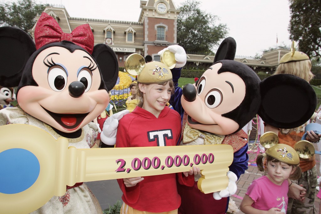 Los parques de Disney botan la casa por la ventana con 24 horas de magia en ambas costas