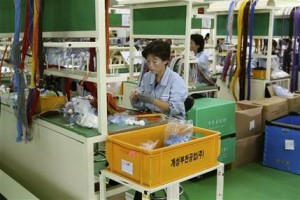 El miércoles 3 de abril de 2013, Corea del Norte se negó a permitir la entrada a los surcoreanos que intentaron cruzar la frontera para llegar a su trabajo de operación de fábricas en la ciudad norcoreana de Kaesong. (Foto AP/Jean H. Lee)