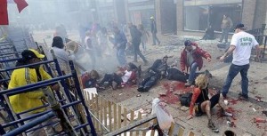 Personas heridas y escrombros en una acera cercana a la línea de meta del Maratón de Boston luego de estallar una de dos bombas, el lunes 15 de abril de 2013. (Foto AP/MetroWest Daily News, Ken McGagh)