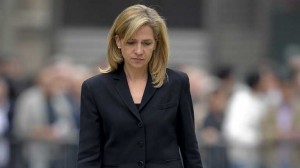 Cristina, de 47 años, fue imputada tras conocerse unos correos electrónicos que supuestamente documentaban su conocimiento de las actividades de su esposo Iñaki Urdangarín. La acusación sostiene que el yerno del rey y su socio presuntamente se apropiaron de unos 5,6 millones de dólares en subvenciones públicas asignadas entre 2004 y 2006 a un instituto sin ánimo de lucro relacionado con el mundo del deporte que presidía Urdangarín.