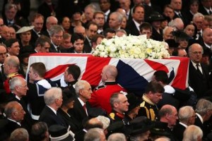 El féretro con los restos de la ex primera ministra británica Margaret Thatcher es retirado del funeral ceremonia que tuvo lugar en la Catedral de San Pablo en Londres, el miércoles 17 de abril de 2013. (AP Foto/Christopher Furlong)