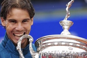 Rafael Nadal muerde el trofeo tras vencer a Nicolás Almagro en la final del Abierto de Barcelona el domingo, 28 de abril del 2013. (Foto AP/Manu Fernández)