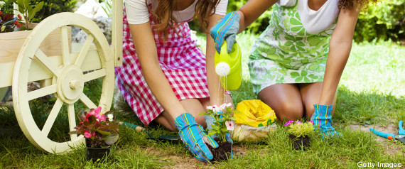 Plantar un jardín es una buena actividad familiar