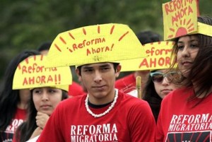 Jóvenes promoviendo uina reforma integral a las leyes de inmigración durante una celebración anual en homenaje al líder de los trabajadores agrícolas César Chávez el 6 de abril del 2013 en el Parque Municipal de San Juan, California. (AP Photo/The Monitor, Delcia López )