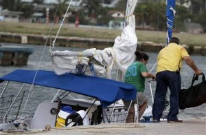 Al anochecer del martes, periodistas vieron a Sharyn Hakken (camiseta verde en la foto), salir del muelle de la Marina Hemingway en el asiento trasero de un vehículo del gobierno cubano y trabajadores del atracadero dijeron posteriormente que los cuatro ya no estaban en el lugar.