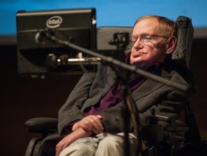 En esta fotografía proporcionada por el Centro Médico Cedars-Sinai, el cosmólogo británico Stephen Hawking, que padece la enfermedad de Lou Gehrig, da una plática a los trabajadores del centro en Los Angeles, el martes 9 de abril de 2013. (Foto AP/Cedars-Sinai, Eric Reed)