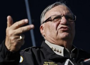 La iniciativa del revocatorio comenzó pocas semanas después que el alguacil republicano de 80 años comenzó su sexto período en enero. Su elección en noviembre fue la segunda elección más cerrada en sus 20 años de carrera política. Arpaio derrotó al candidato más cercano por 6 puntos porcentuales.(AP Photo/Ross D. Franklin, File)